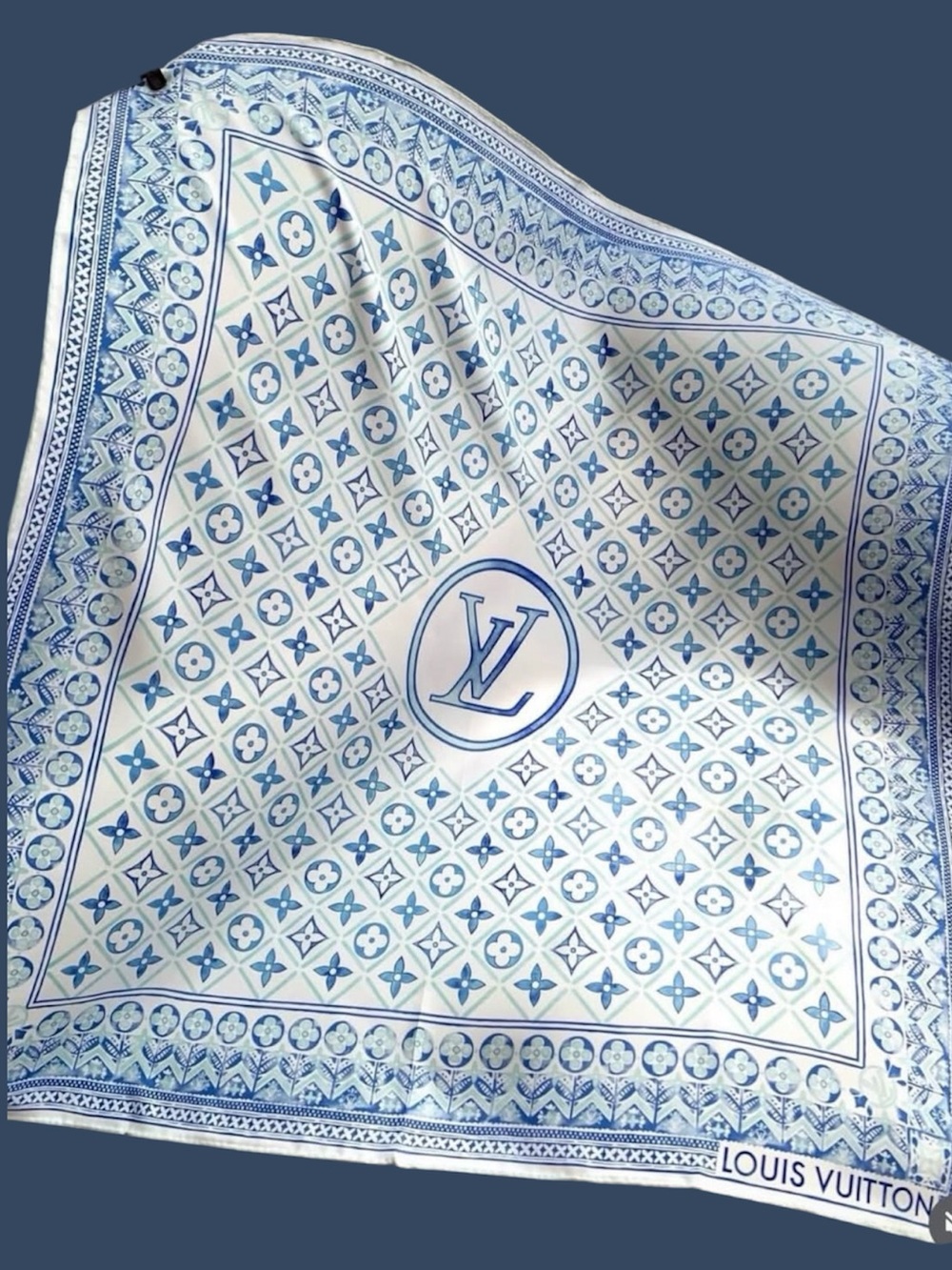 🩵💙Louis Vuitton BY THE POOL BLUE TILE SCARF - Picture 3 of 3